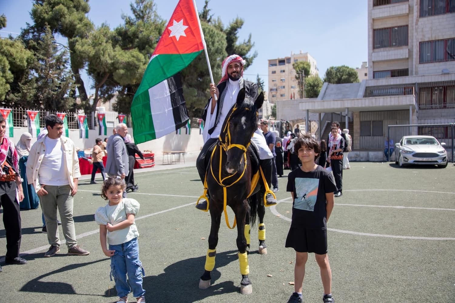 المدارس العمرية تحتفل بعيد الاستقلال برعاية عطوفة متصرف لواء الجامعة رامي البدر
