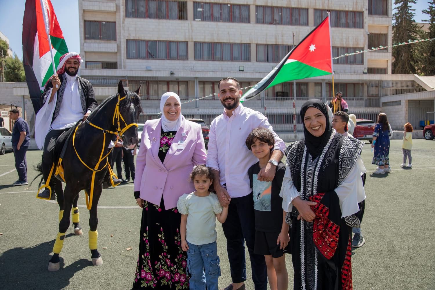 المدارس العمرية تحتفل بعيد الاستقلال برعاية عطوفة متصرف لواء الجامعة رامي البدر