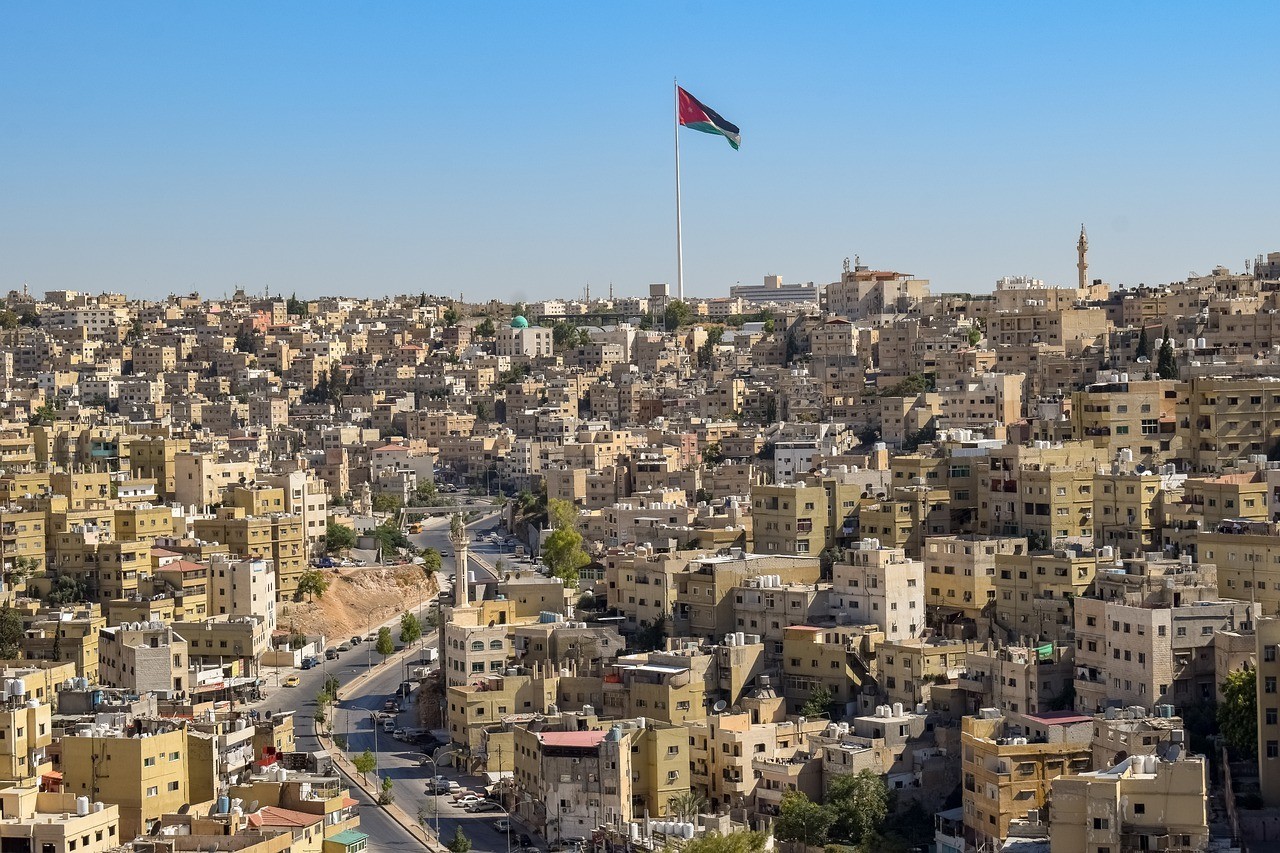 أجواء حارة نسبيًا في أغلب المناطق اليوم ومعتدلة غدًا