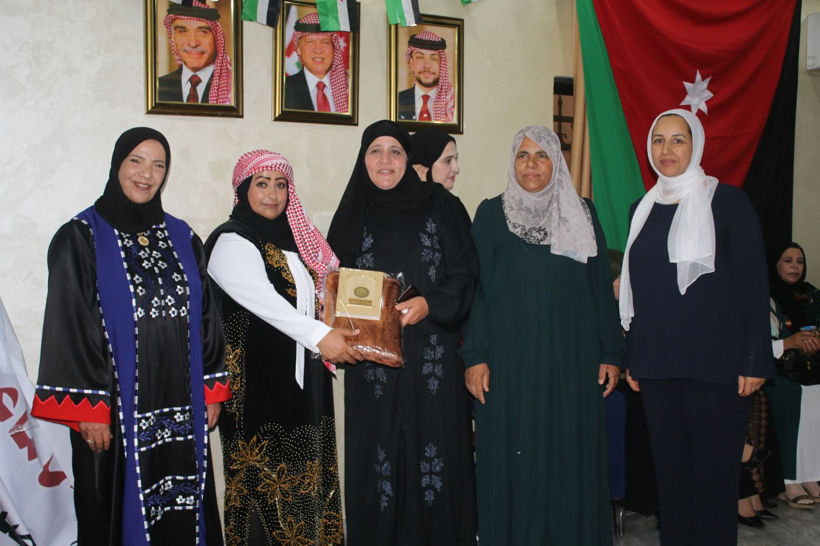 نشميات ماعين يحتفلن بعيد الاستقلال والأعياد الوطنية برعاية أهالي الشهداء