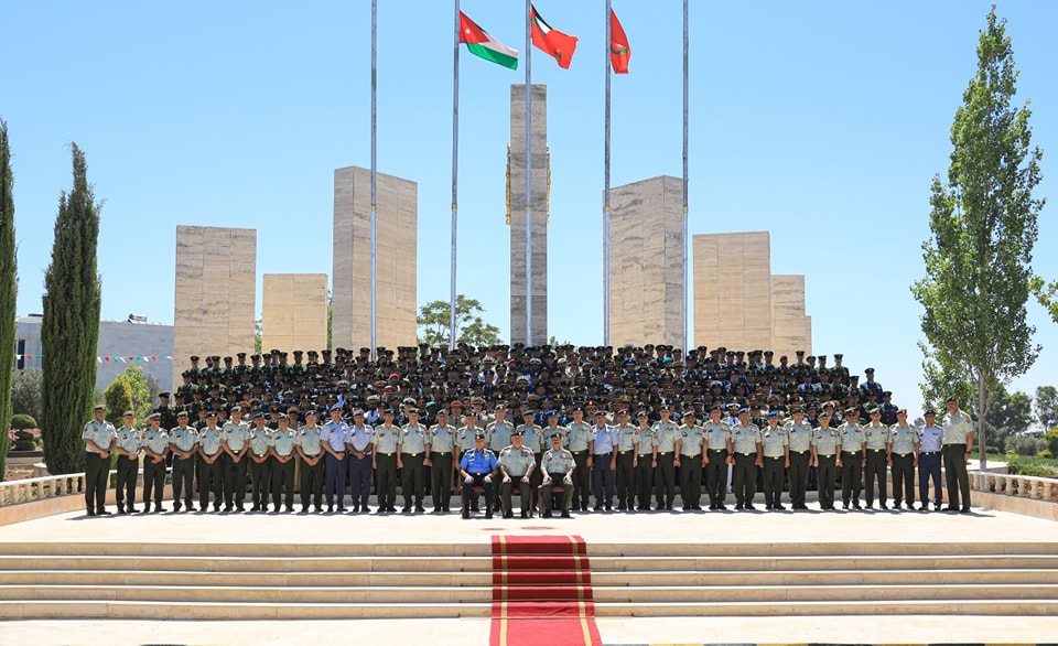مندوباً عن الملك... الحنيطي يرعى حفل تخريج كلية القيادة والأركان الملكية الأردنية