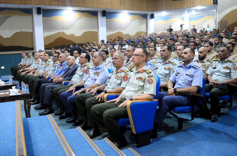 مندوباً عن الملك... الحنيطي يرعى حفل تخريج كلية القيادة والأركان الملكية الأردنية