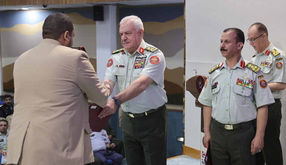 مندوباً عن الملك... الحنيطي يرعى حفل تخريج كلية القيادة والأركان الملكية الأردنية