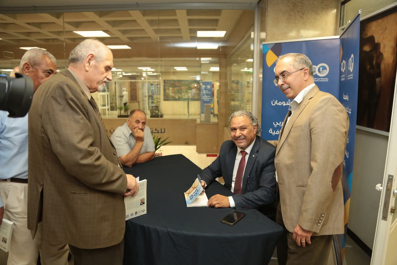 الأديب العدوان يشهر مجموعته القصصية النباح الأخير في شومان