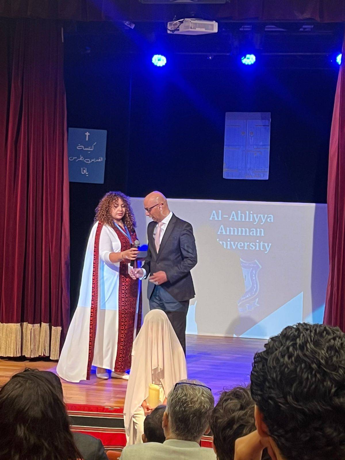 بالصور .. عمان الأهلية تحصد ثلاث جوائز بمهرجان المسرح الدولي بالإسكندرية عن عملها المسرحي يافا والباب الأزرق