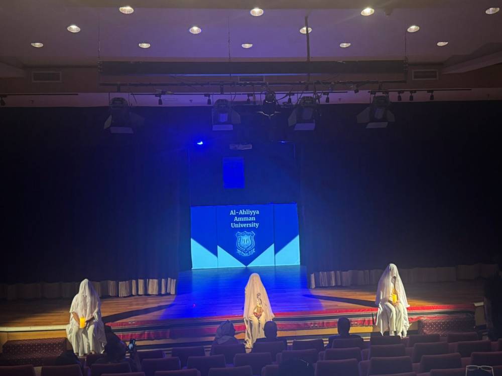 بالصور .. عمان الأهلية تحصد ثلاث جوائز بمهرجان المسرح الدولي بالإسكندرية عن عملها المسرحي يافا والباب الأزرق