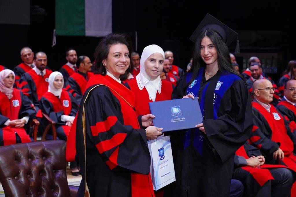 بالصور ... الأميرة آية بنت فيصل ترعى اليوم الأول لإحتفال عمان الأهلية بتخريج طلبتها للفصل الثاني من الفوج 32