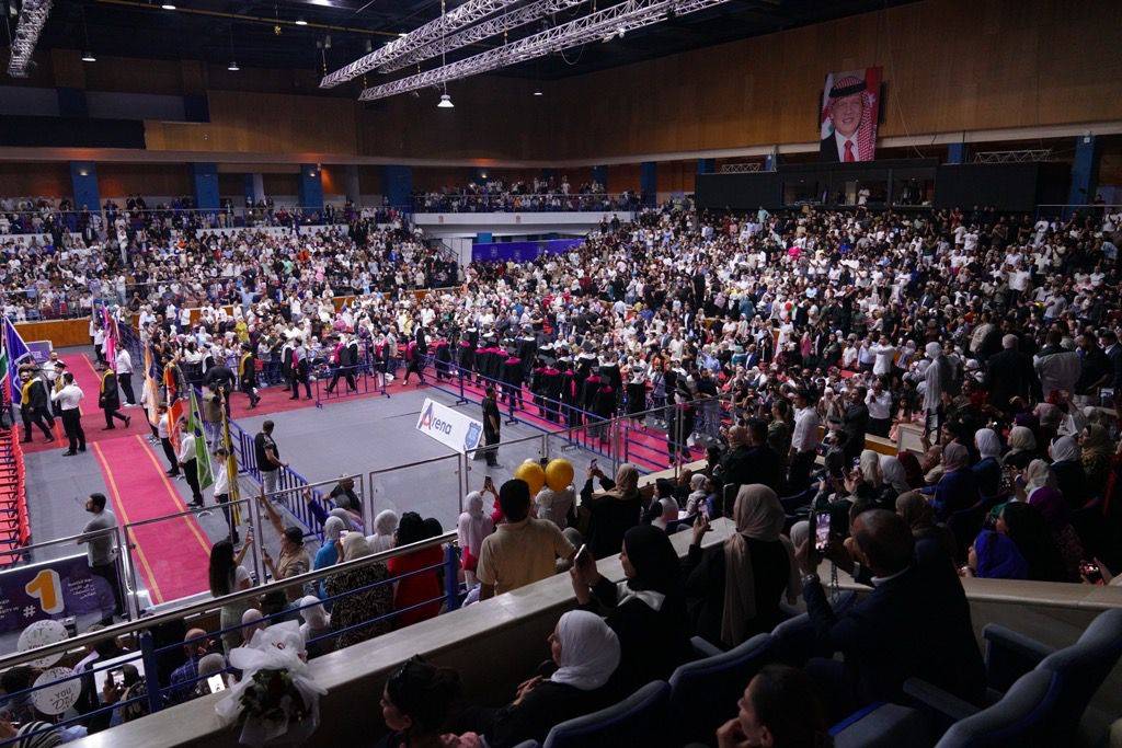 بالصور .. أ.د.حمدان يرعى احتفال عمان الاهلية لليوم الثاني بتخريج طلبة الفصل الثاني من الفوج 32