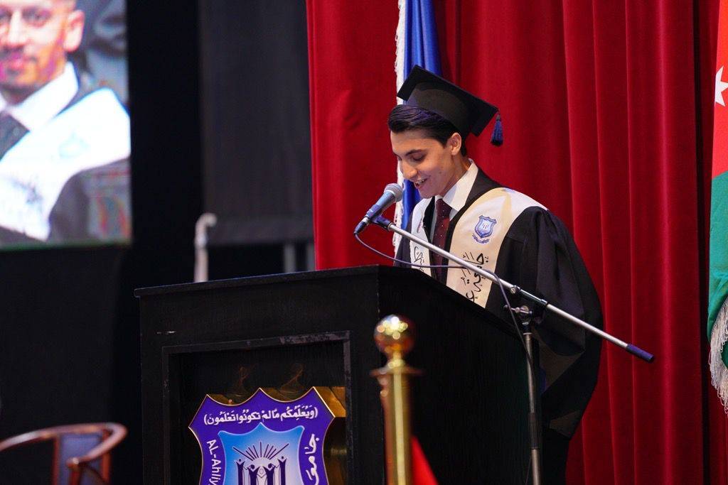 بالصور .. أ.د.حمدان يرعى احتفال عمان الاهلية لليوم الثاني بتخريج طلبة الفصل الثاني من الفوج 32