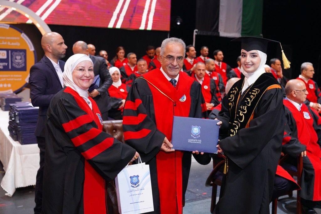 بالصور .. أ.د.حمدان يرعى احتفال عمان الاهلية لليوم الثاني بتخريج طلبة الفصل الثاني من الفوج 32