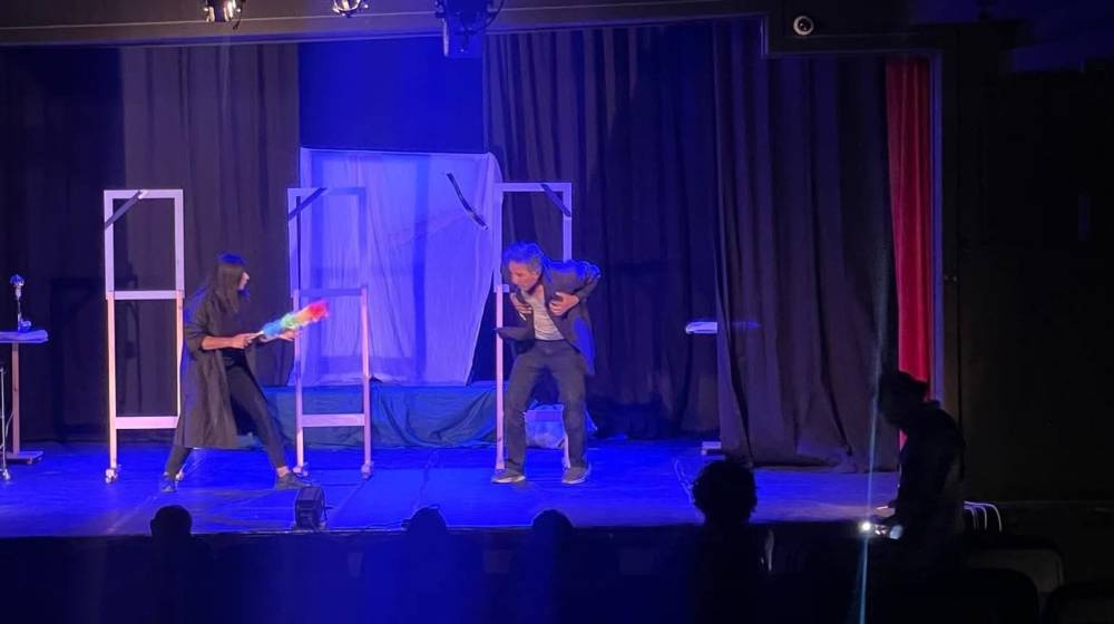 ضمن فعاليات مهرجان جرش ٣٩  ثلاجة الموتى... مسرحية تهز الضمير الإنساني وتعيد تعريف الموت