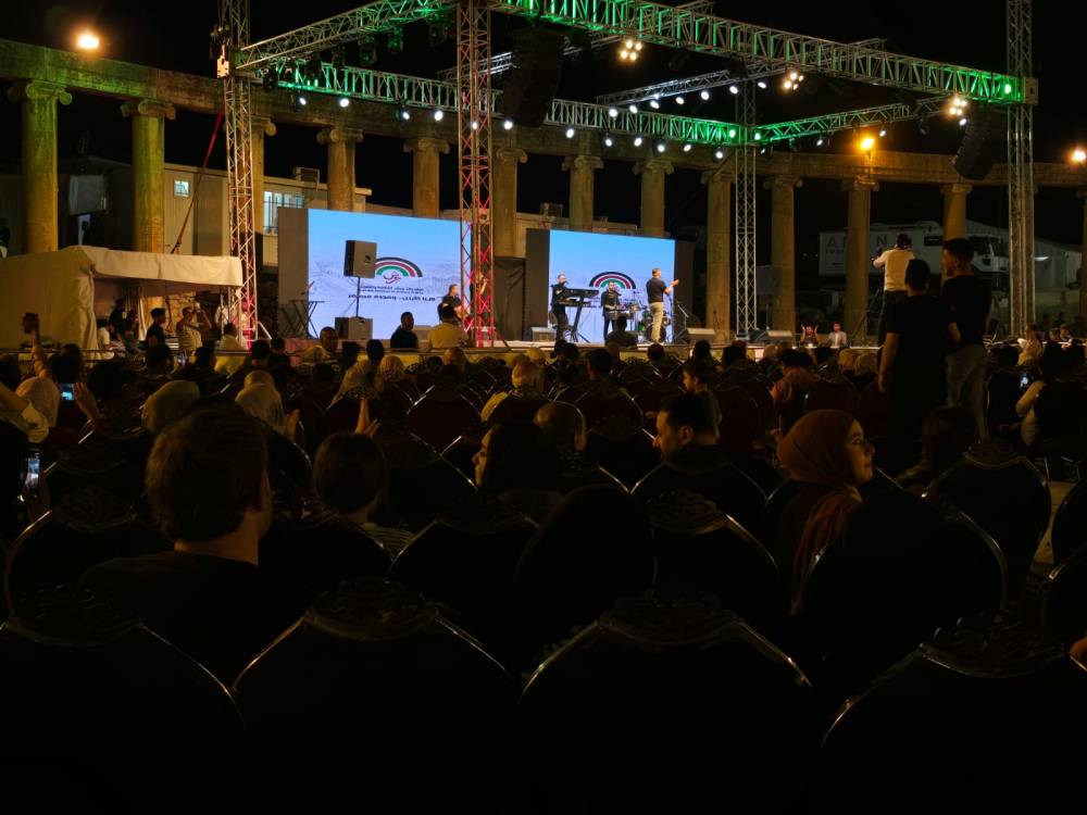  الساحة الرئيسية تتزين بالتراث الاردني والمصري بتوليفة فنية مميزة. 