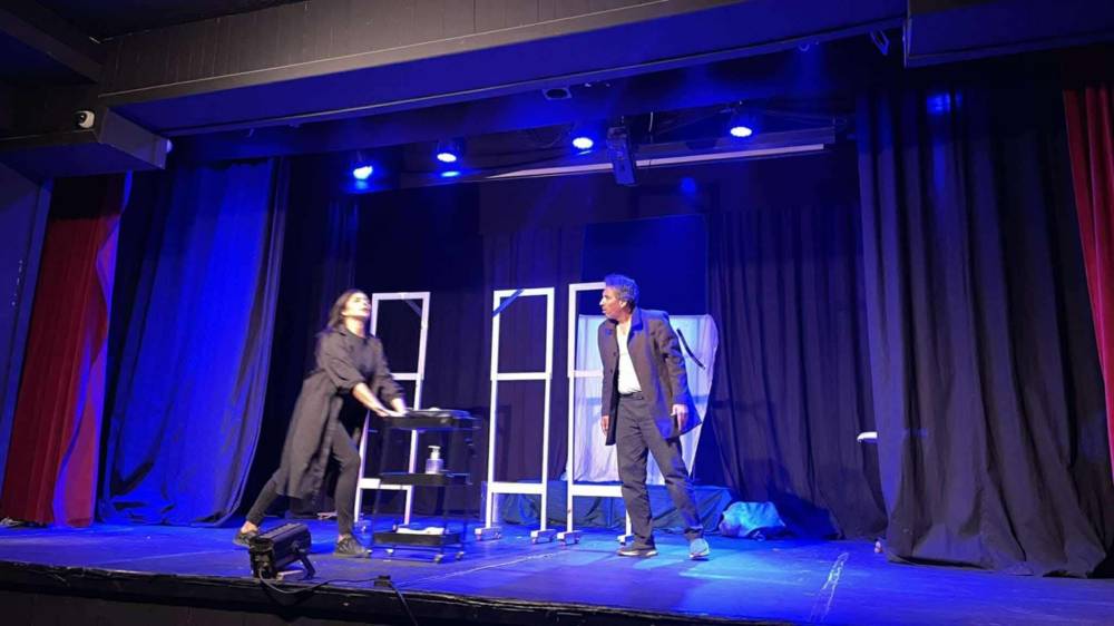 ضمن فعاليات مهرجان جرش ٣٩  ثلاجة الموتى... مسرحية تهز الضمير الإنساني وتعيد تعريف الموت