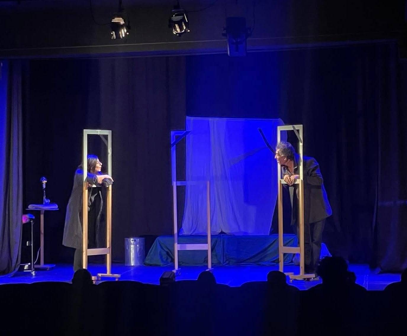 ضمن فعاليات مهرجان جرش ٣٩  ثلاجة الموتى... مسرحية تهز الضمير الإنساني وتعيد تعريف الموت