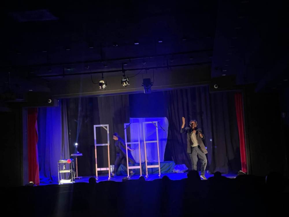 ضمن فعاليات مهرجان جرش ٣٩  ثلاجة الموتى... مسرحية تهز الضمير الإنساني وتعيد تعريف الموت