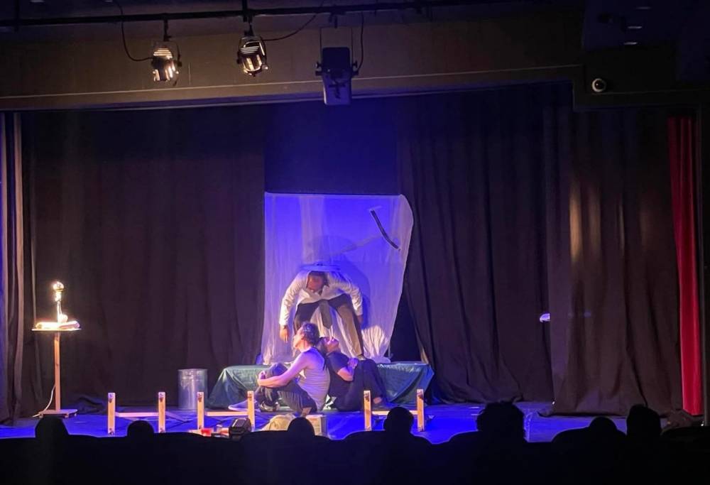 ضمن فعاليات مهرجان جرش ٣٩  ثلاجة الموتى... مسرحية تهز الضمير الإنساني وتعيد تعريف الموت