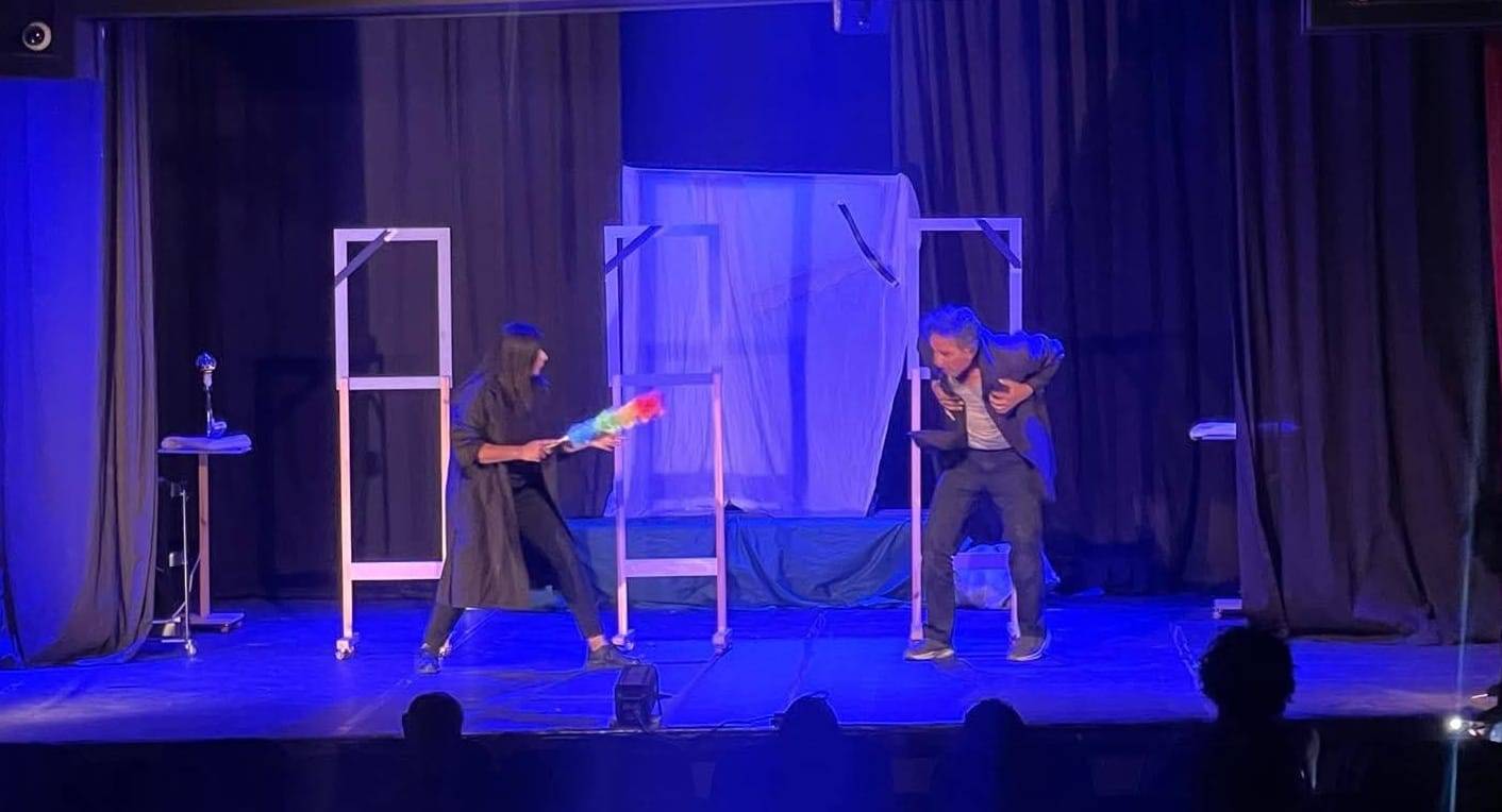 ضمن فعاليات مهرجان جرش ٣٩  ثلاجة الموتى... مسرحية تهز الضمير الإنساني وتعيد تعريف الموت