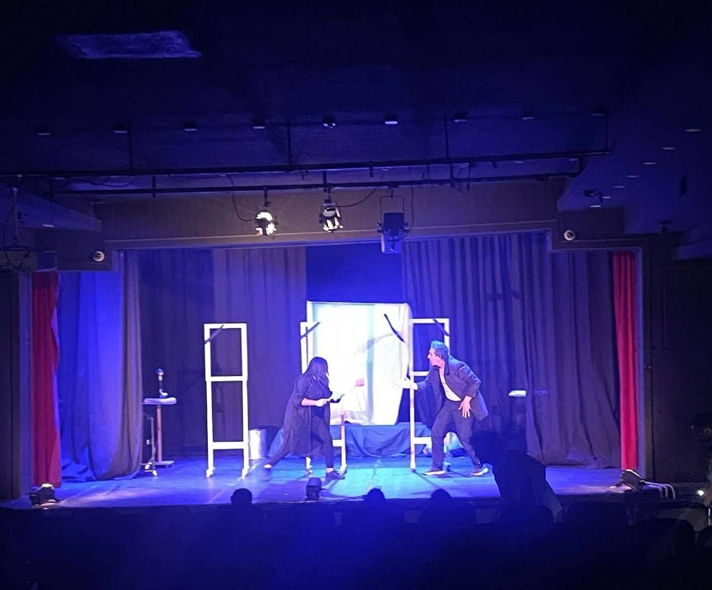 ضمن فعاليات مهرجان جرش ٣٩  ثلاجة الموتى... مسرحية تهز الضمير الإنساني وتعيد تعريف الموت