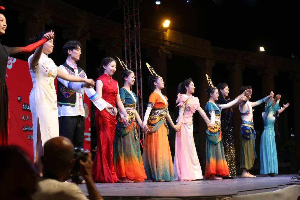 ليلة استثنائية عاشها جمهور الساحة الرئيسية بعروض فنية ثقافية وترفيهية وفعاليات وطنية