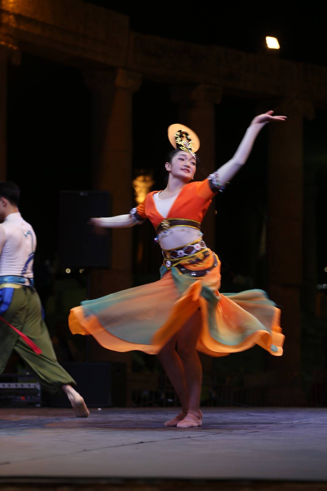 ليلة استثنائية عاشها جمهور الساحة الرئيسية بعروض فنية ثقافية وترفيهية وفعاليات وطنية