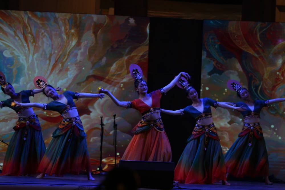 ليلة استثنائية عاشها جمهور الساحة الرئيسية بعروض فنية ثقافية وترفيهية وفعاليات وطنية