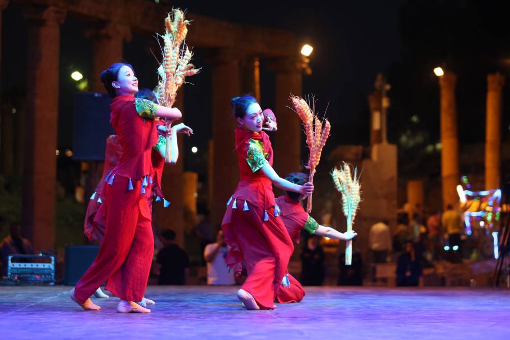 ليلة استثنائية عاشها جمهور الساحة الرئيسية بعروض فنية ثقافية وترفيهية وفعاليات وطنية