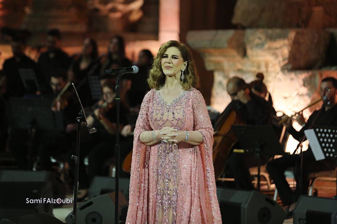 ميادة الحناوي تعيد زمن الفن الجميل إلى المسرح الجنوبي