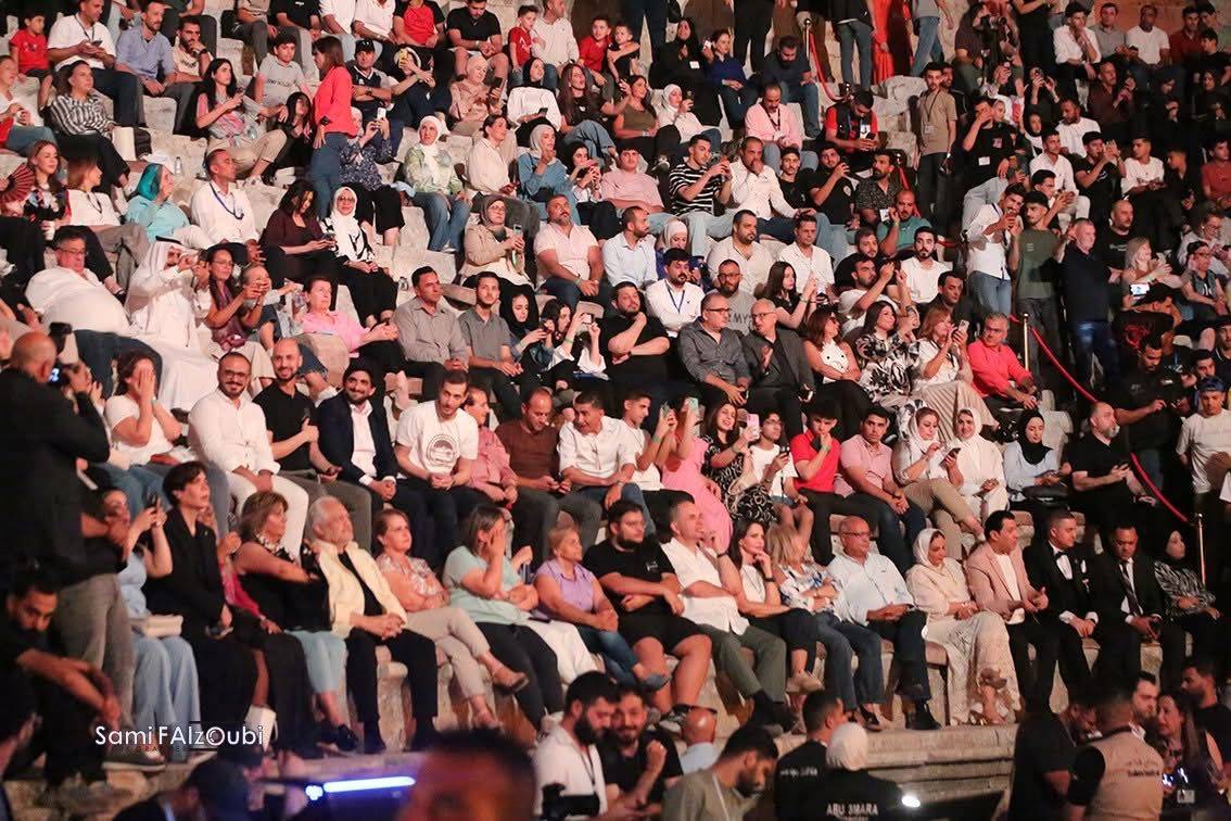 ميادة الحناوي تعيد زمن الفن الجميل إلى المسرح الجنوبي