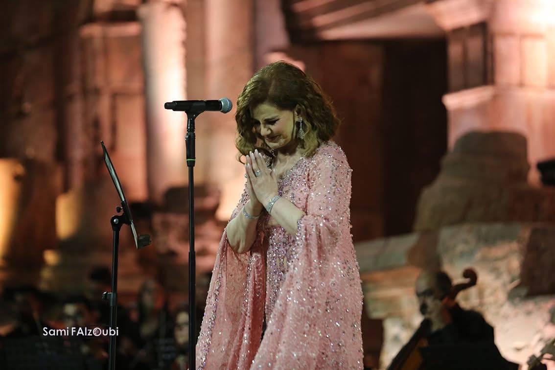 ميادة الحناوي تعيد زمن الفن الجميل إلى المسرح الجنوبي