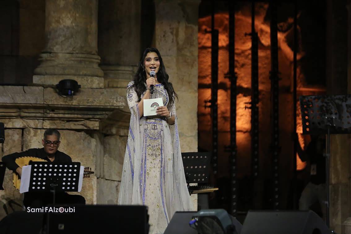 ميادة الحناوي تعيد زمن الفن الجميل إلى المسرح الجنوبي