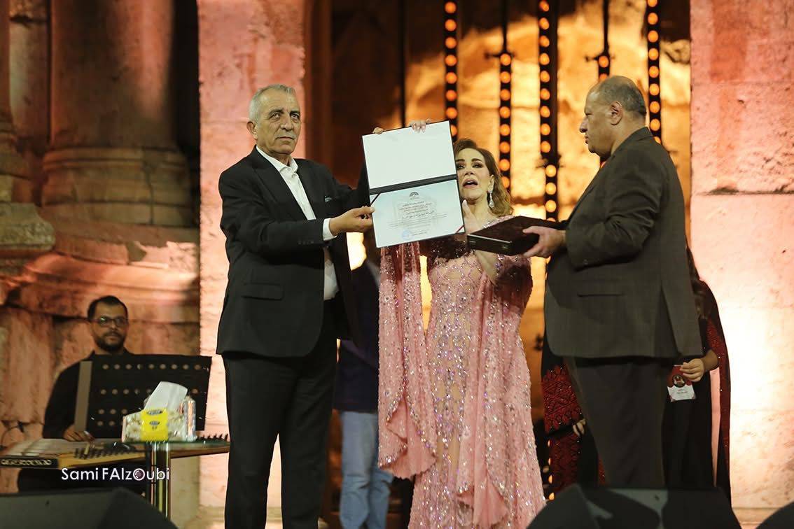 ميادة الحناوي تعيد زمن الفن الجميل إلى المسرح الجنوبي