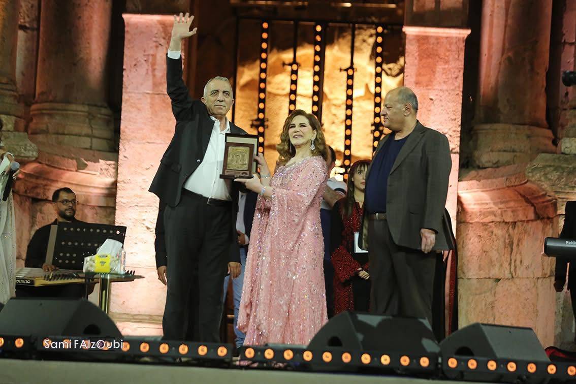 ميادة الحناوي تعيد زمن الفن الجميل إلى المسرح الجنوبي