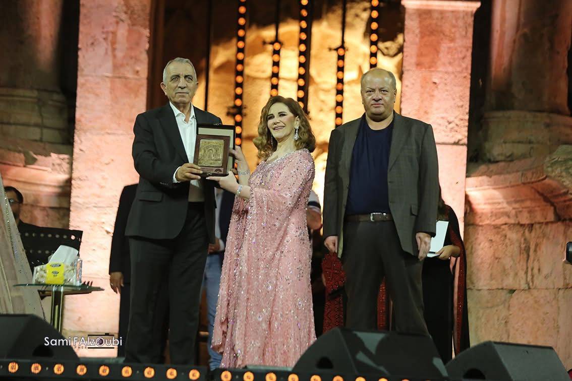 ميادة الحناوي تعيد زمن الفن الجميل إلى المسرح الجنوبي