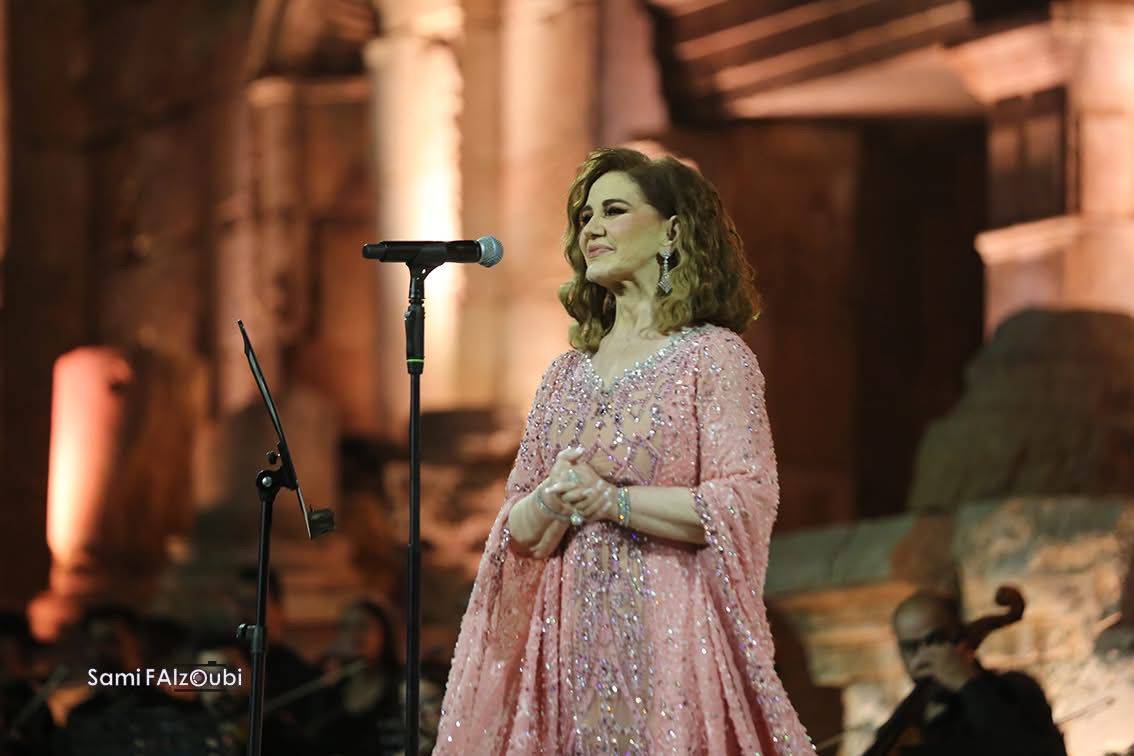 ميادة الحناوي تعيد زمن الفن الجميل إلى المسرح الجنوبي