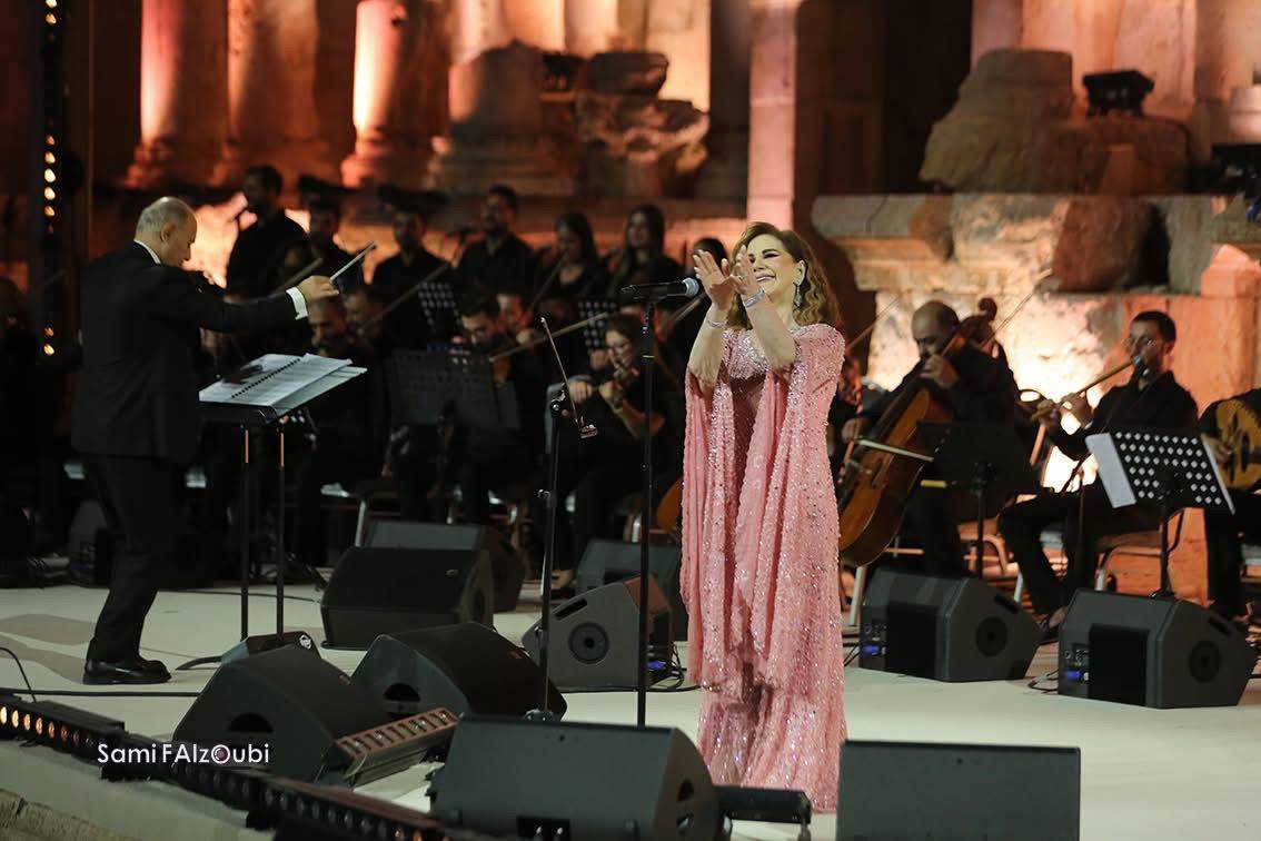 ميادة الحناوي تعيد زمن الفن الجميل إلى المسرح الجنوبي