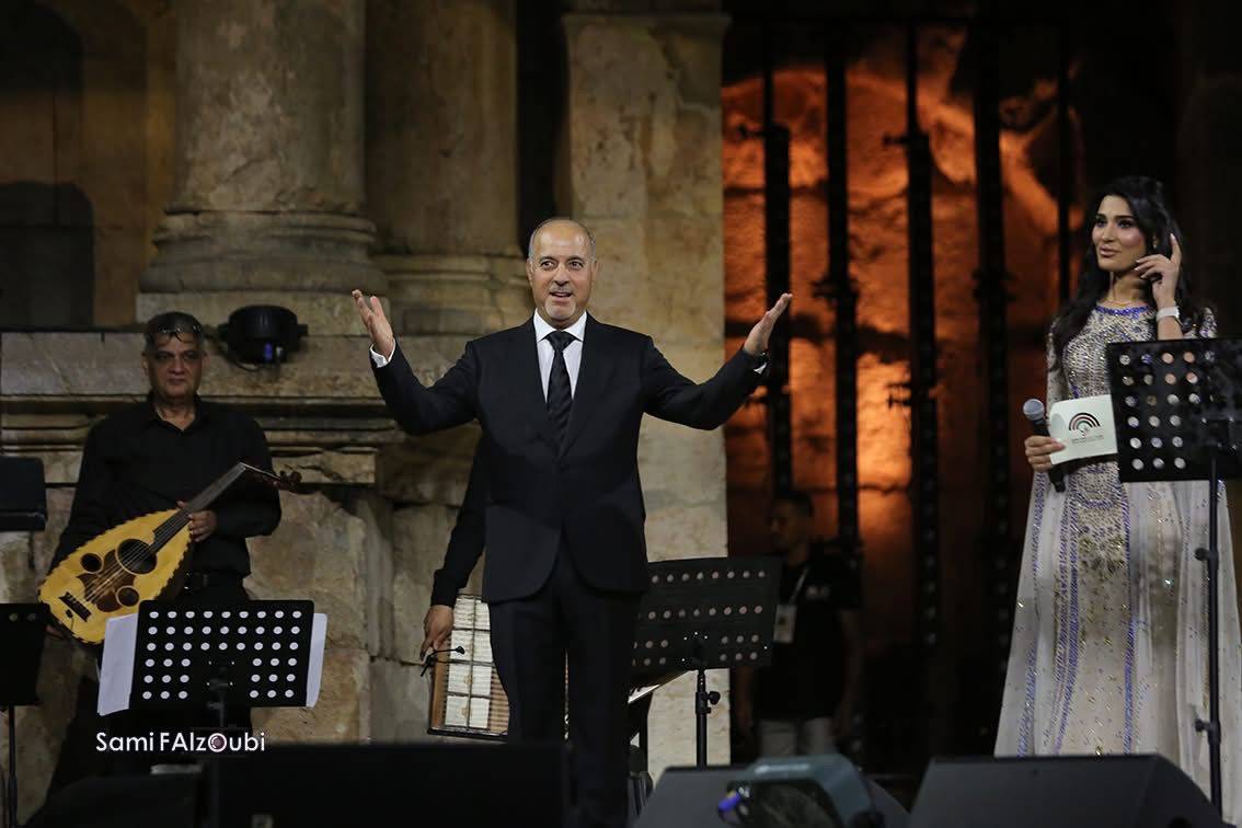 ميادة الحناوي تعيد زمن الفن الجميل إلى المسرح الجنوبي