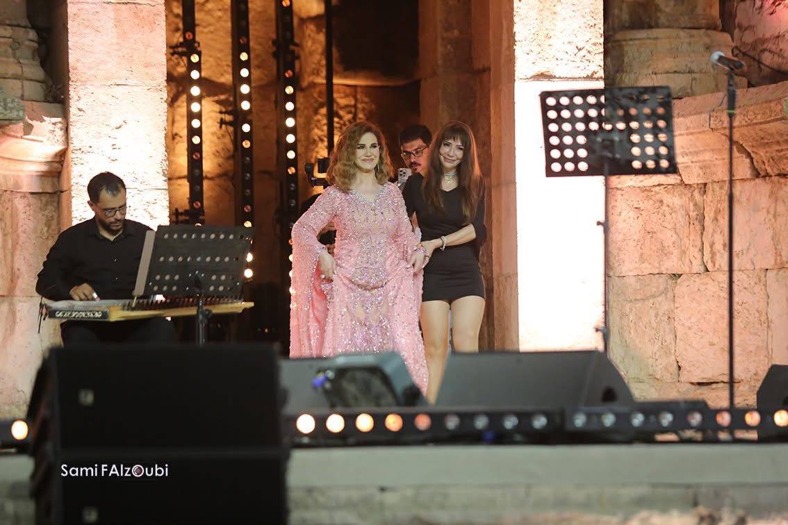 ميادة الحناوي تعيد زمن الفن الجميل إلى المسرح الجنوبي