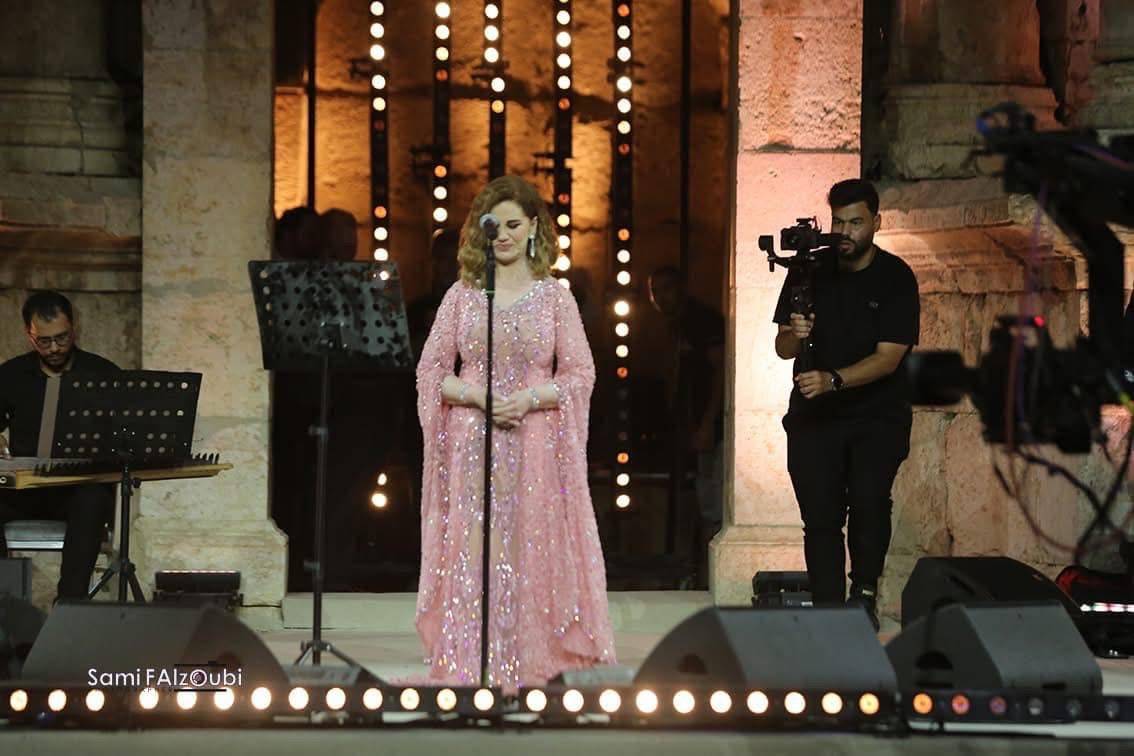 ميادة الحناوي تعيد زمن الفن الجميل إلى المسرح الجنوبي