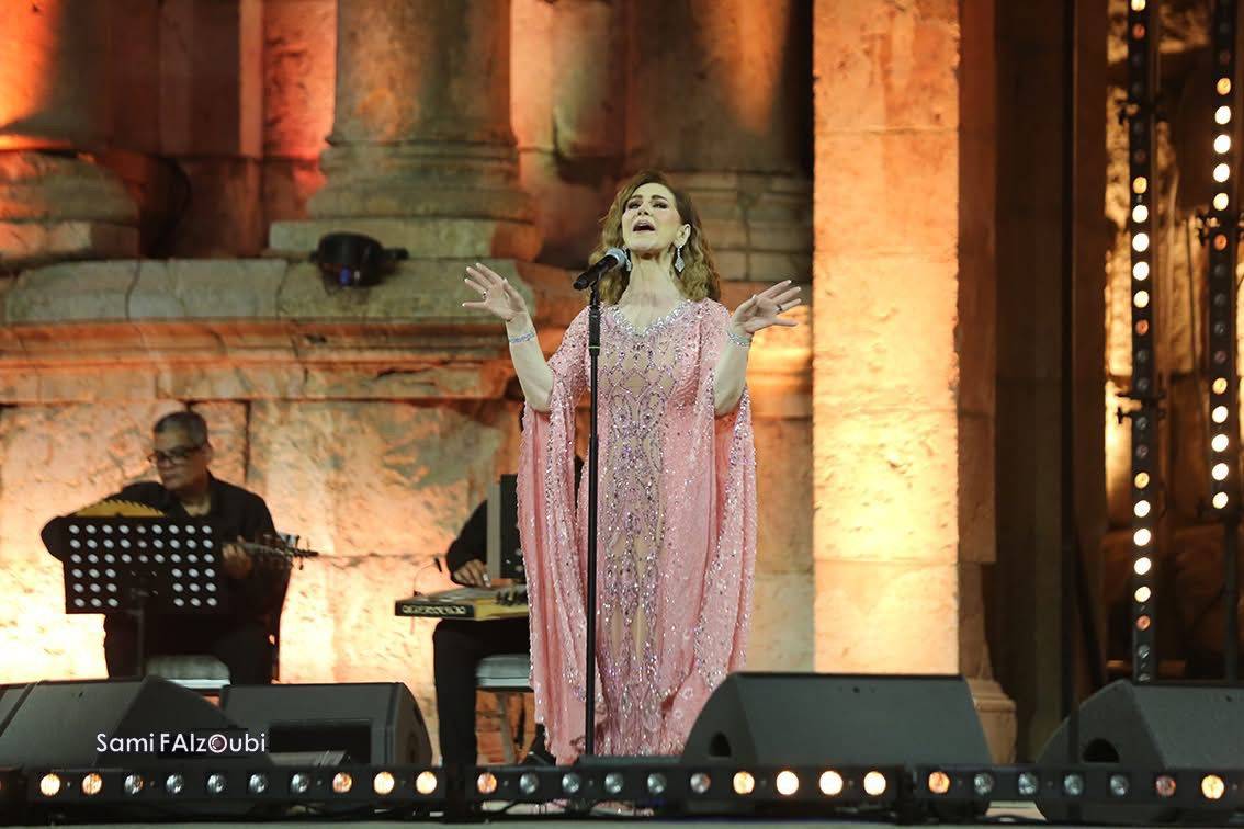 ميادة الحناوي تعيد زمن الفن الجميل إلى المسرح الجنوبي