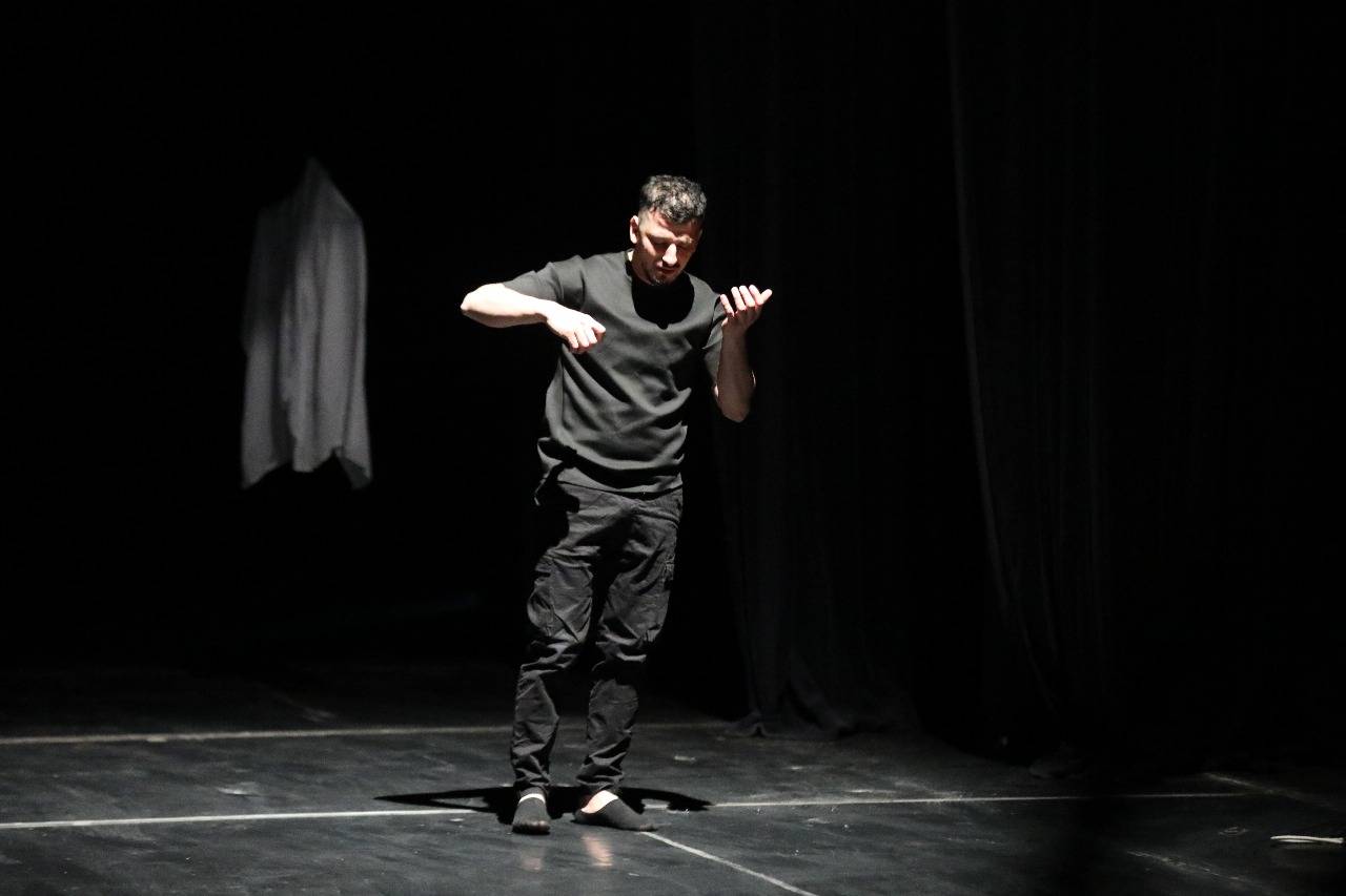 مونودراما هبوط مؤقت.. شهادة مسرحية على وجع وواقع الأسرى