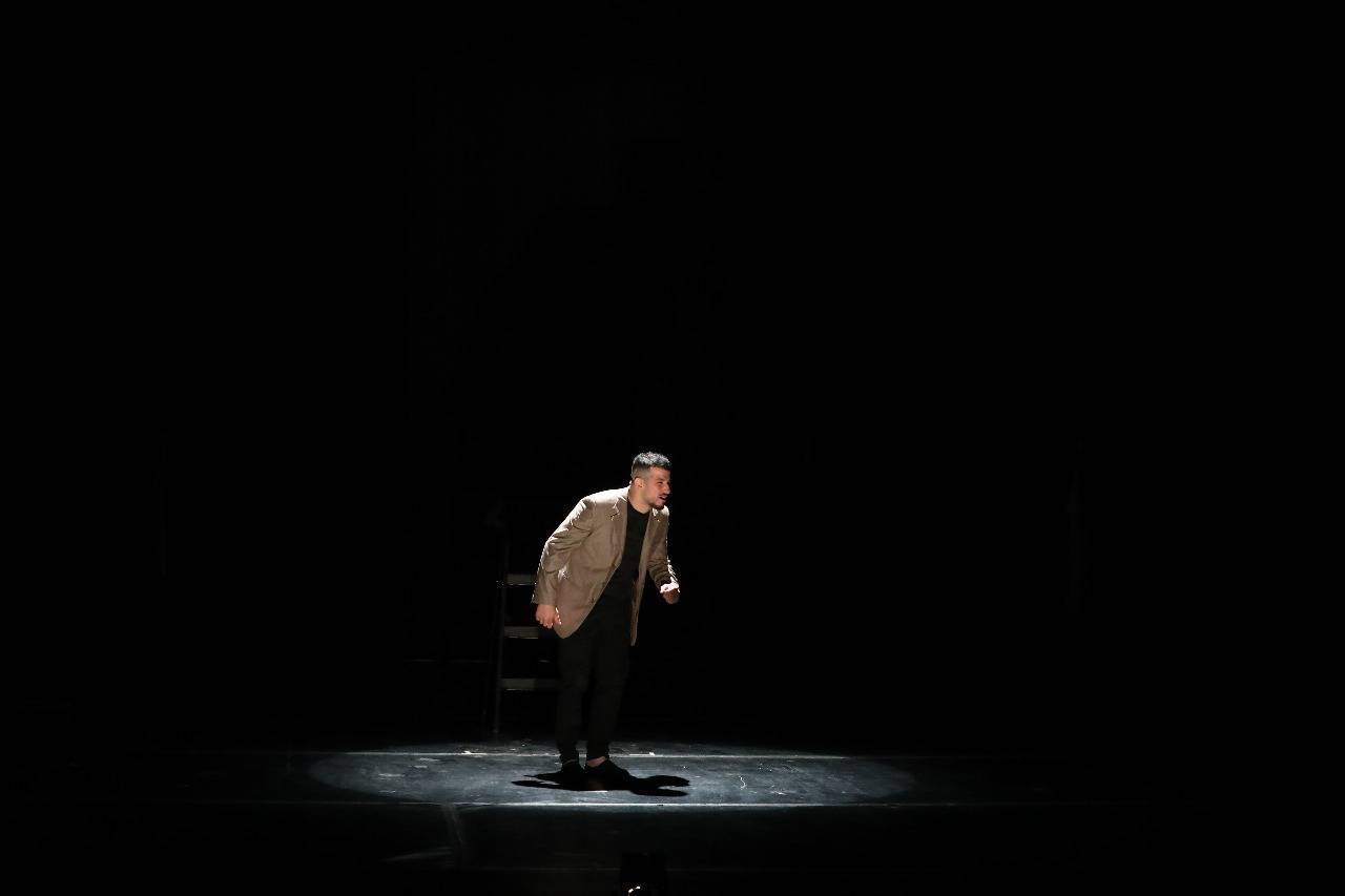 مونودراما هبوط مؤقت.. شهادة مسرحية على وجع وواقع الأسرى