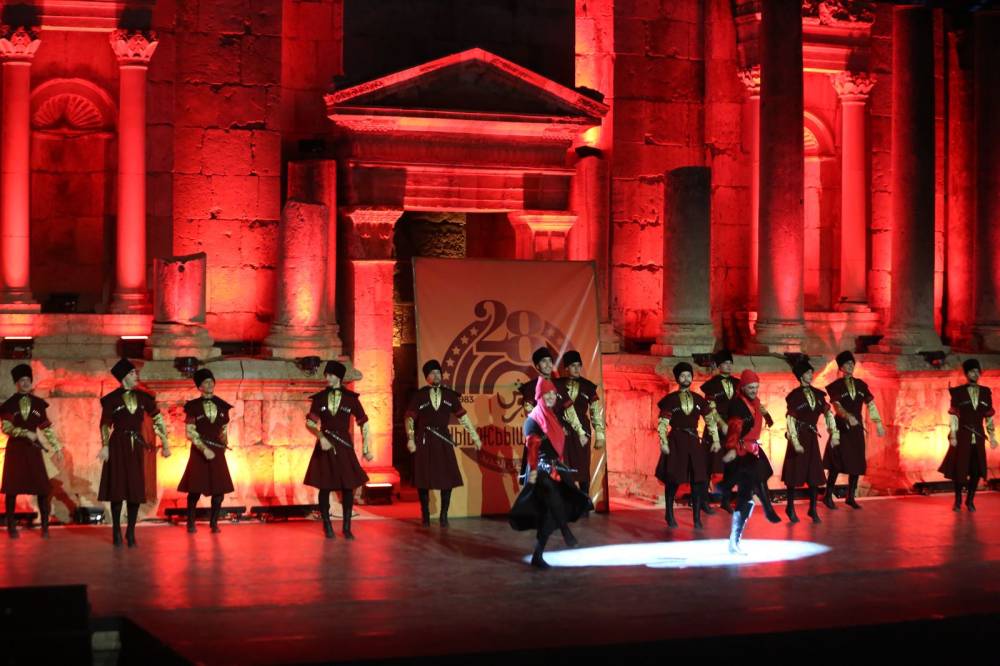 الأكثر مشاركة في مهرجان جرش فرقة  نادي الجيل  تقدم فلكلور وتراث الشركس على المسرح الجنوبي