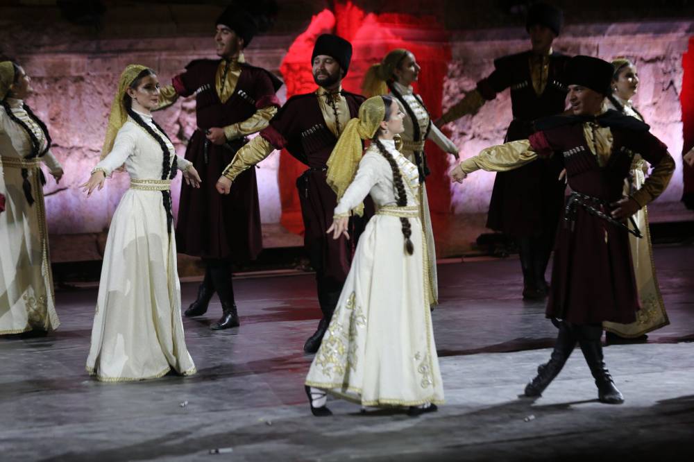  الأكثر مشاركة في مهرجان جرش فرقة  نادي الجيل  تقدم فلكلور وتراث الشركس على المسرح الجنوبي