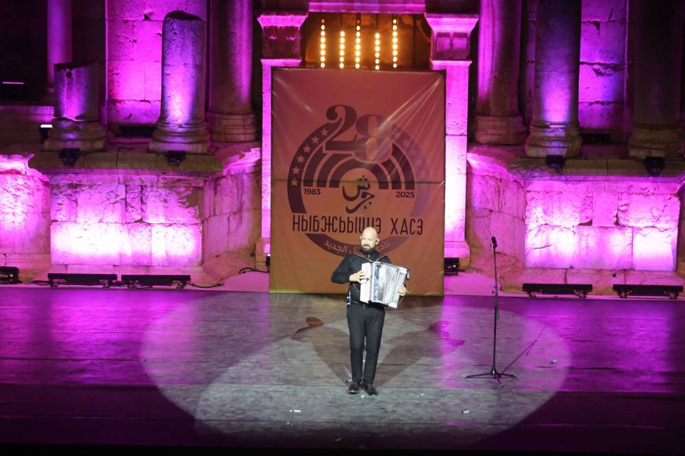  الأكثر مشاركة في مهرجان جرش فرقة  نادي الجيل  تقدم فلكلور وتراث الشركس على المسرح الجنوبي