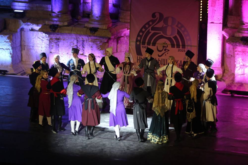  الأكثر مشاركة في مهرجان جرش فرقة  نادي الجيل  تقدم فلكلور وتراث الشركس على المسرح الجنوبي