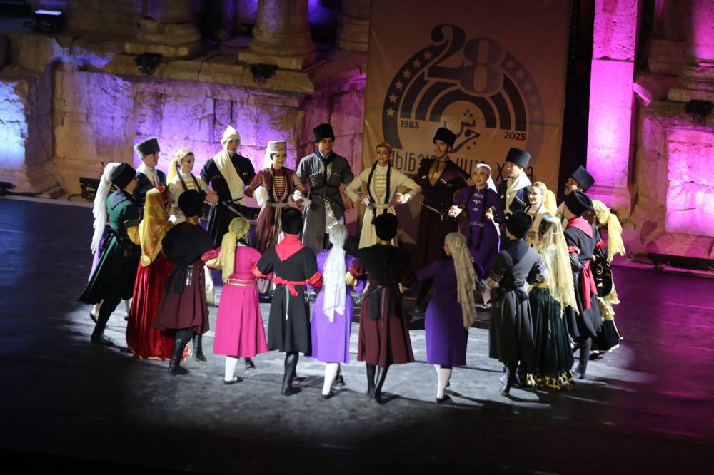  الأكثر مشاركة في مهرجان جرش فرقة  نادي الجيل  تقدم فلكلور وتراث الشركس على المسرح الجنوبي