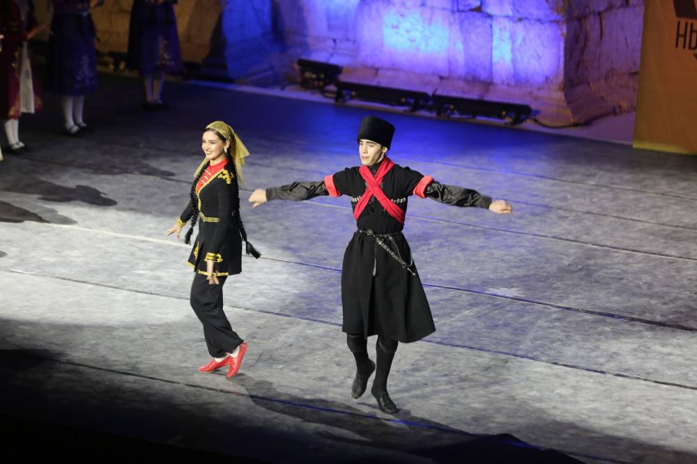  الأكثر مشاركة في مهرجان جرش فرقة  نادي الجيل  تقدم فلكلور وتراث الشركس على المسرح الجنوبي