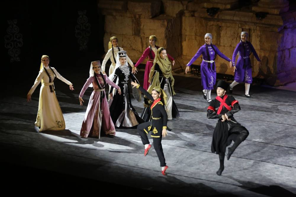  الأكثر مشاركة في مهرجان جرش فرقة  نادي الجيل  تقدم فلكلور وتراث الشركس على المسرح الجنوبي