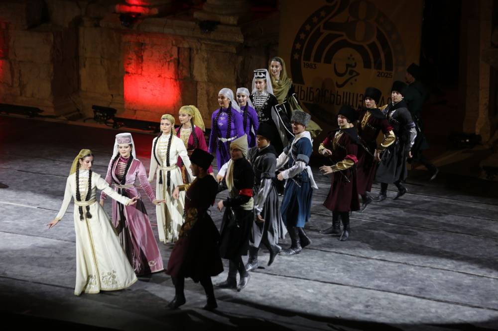  الأكثر مشاركة في مهرجان جرش فرقة  نادي الجيل  تقدم فلكلور وتراث الشركس على المسرح الجنوبي