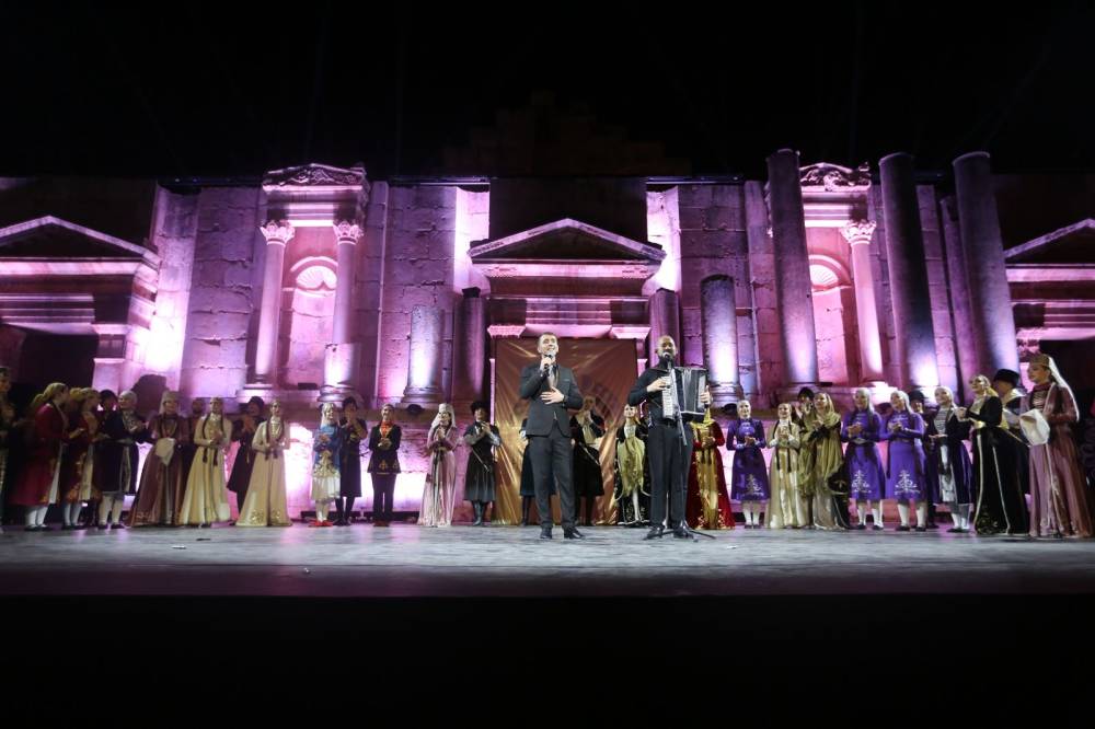  الأكثر مشاركة في مهرجان جرش فرقة  نادي الجيل  تقدم فلكلور وتراث الشركس على المسرح الجنوبي